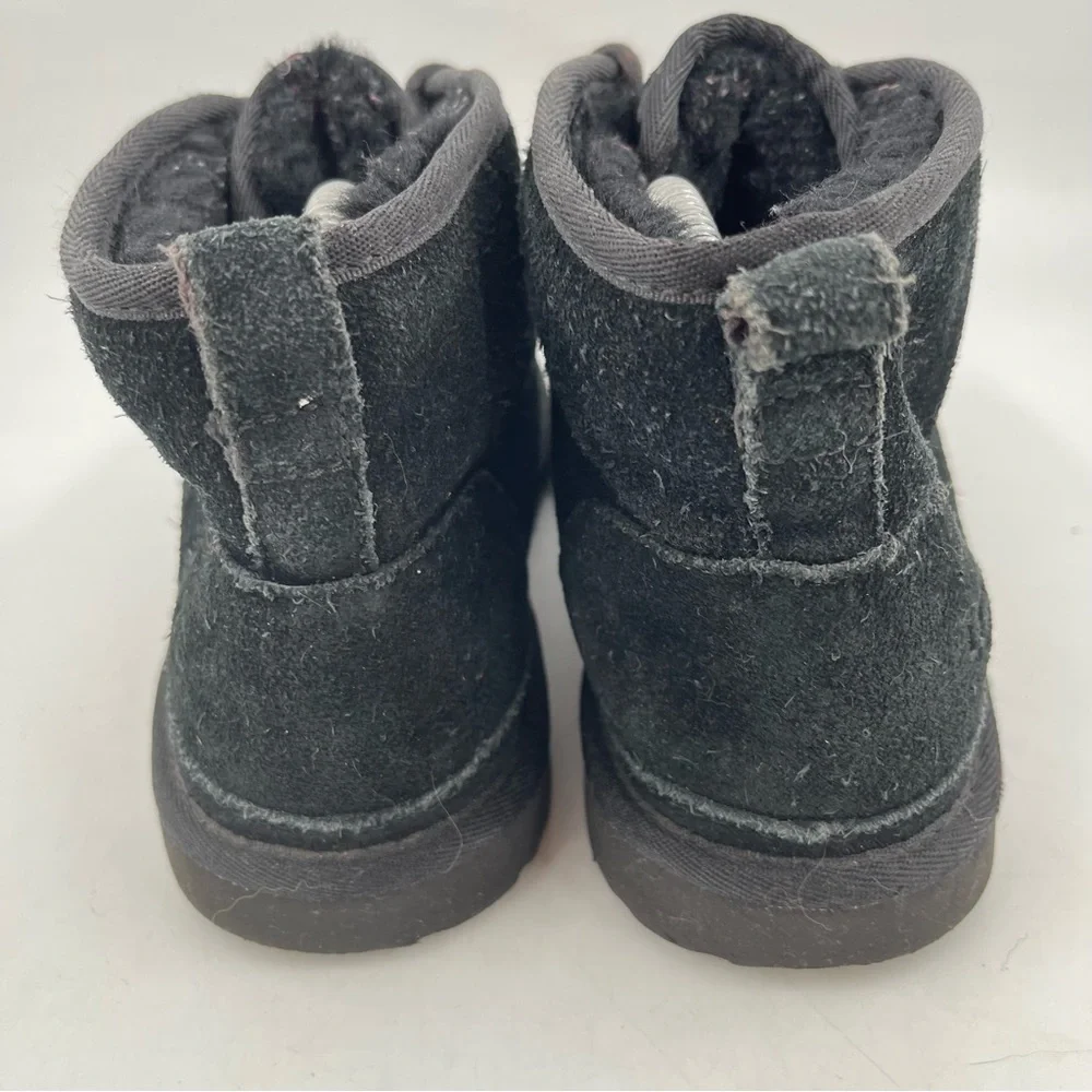 Ugg Unisex Kids Neumel II- SZ 6 -Black Suede‎ Lace-Up Sherpa Lined Chukka Boot